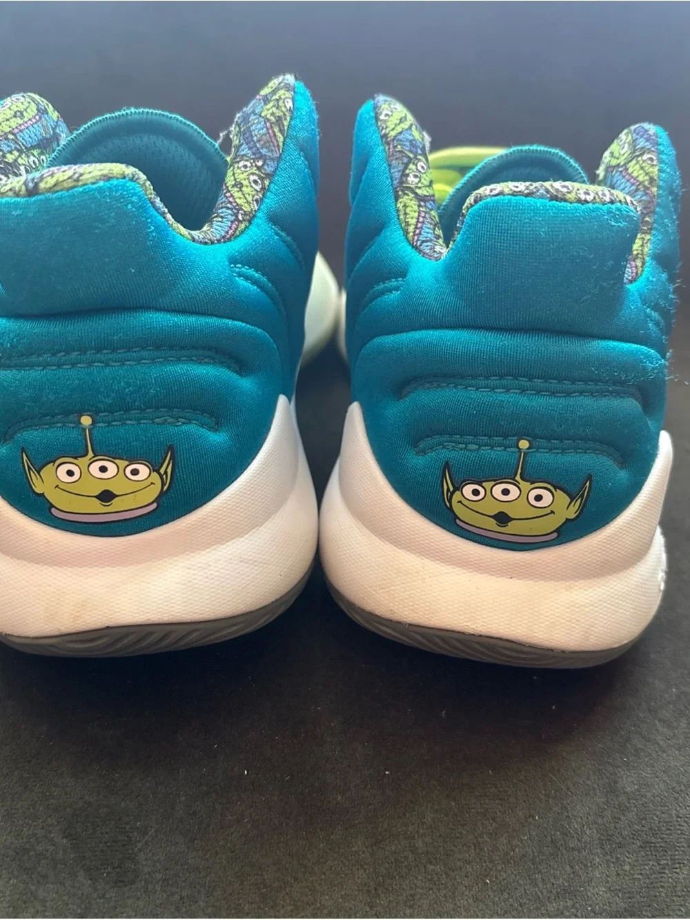 ADIDAS DEEP THREAT DISNEY TOY STORY PIZZA PLANET SHOES SIZE 3 1/2 FY4946 ALIENS